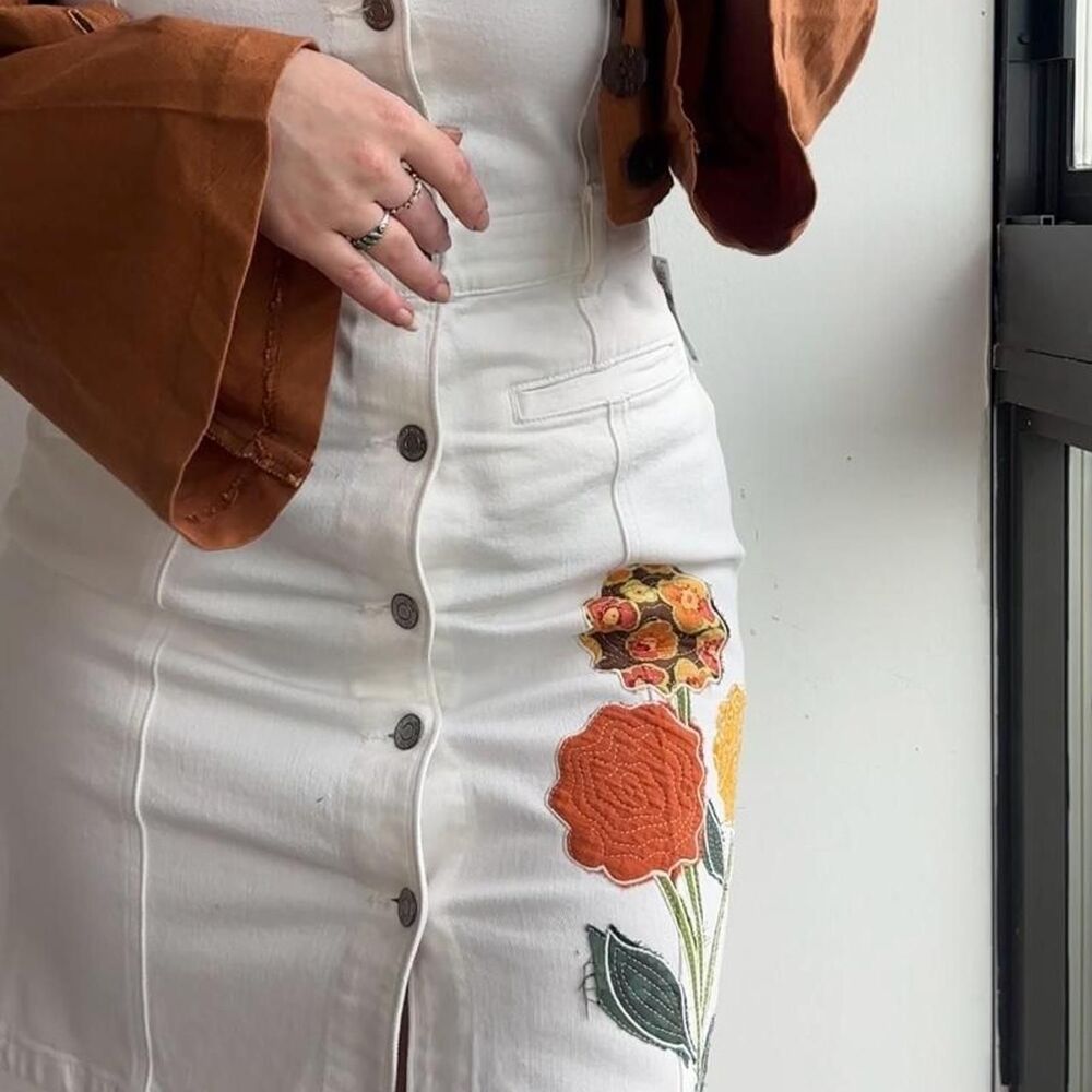 NWT 100% cotton upcycled floral embroidered white button up denim dress size 4 - Picture 2 of 8